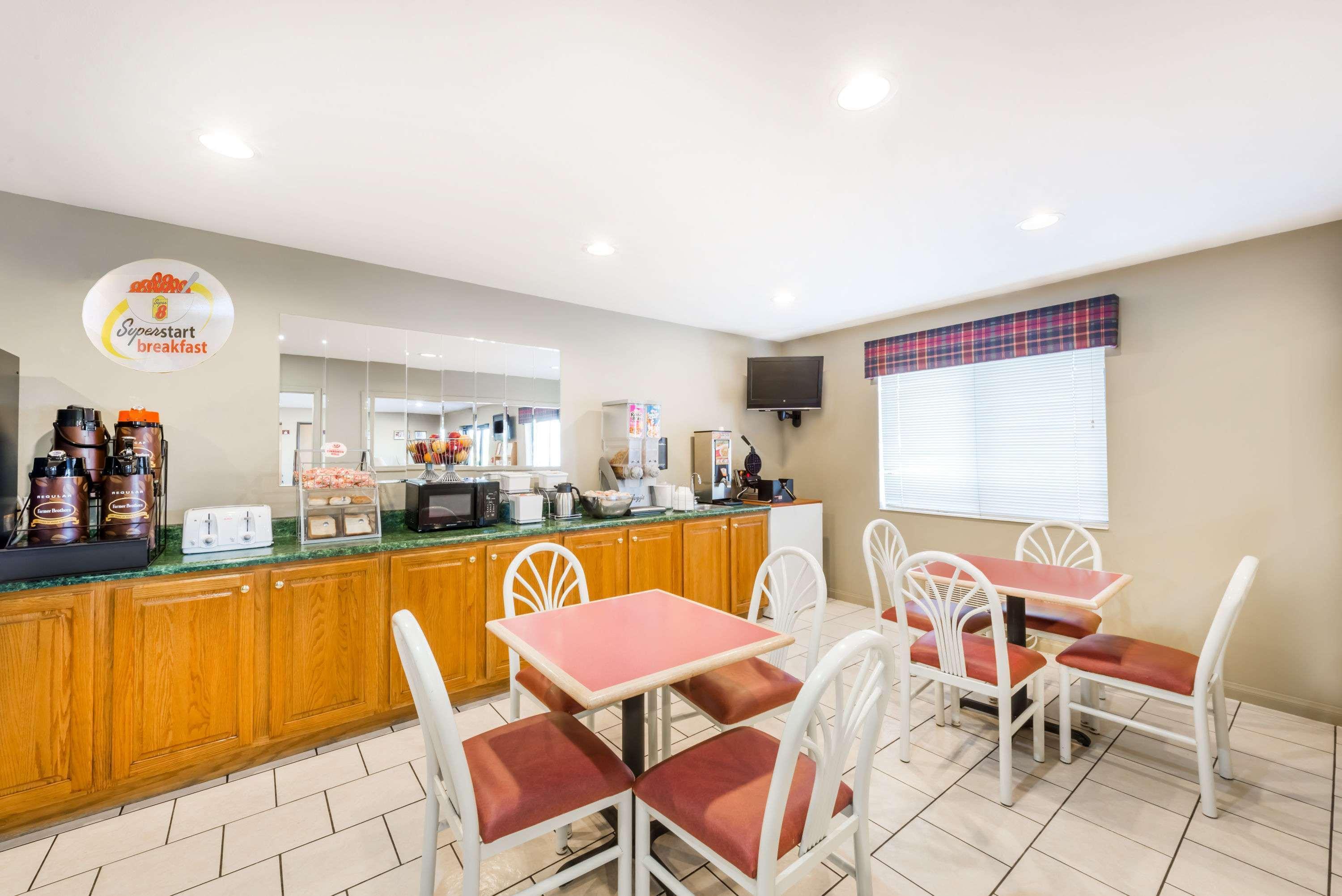 Super 8 By Wyndham Chanute Buitenkant foto