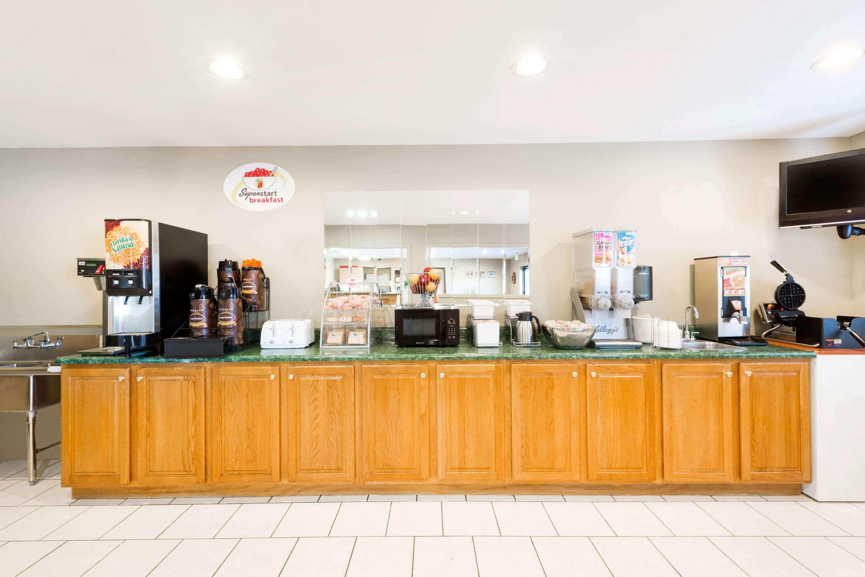 Super 8 By Wyndham Chanute Buitenkant foto